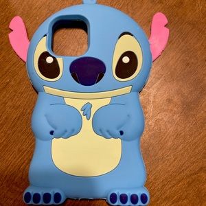 Hi I’m Paige I’m selling this phone case, it’s blue and stitch. Good condition.